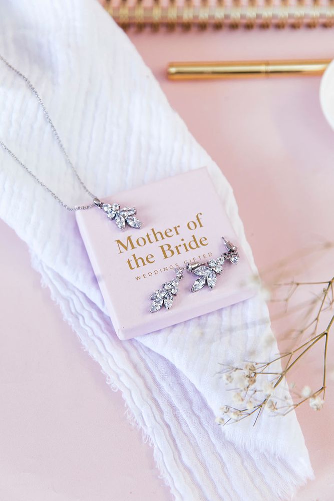 Jewellery gift for the mother of the bride wedding favour